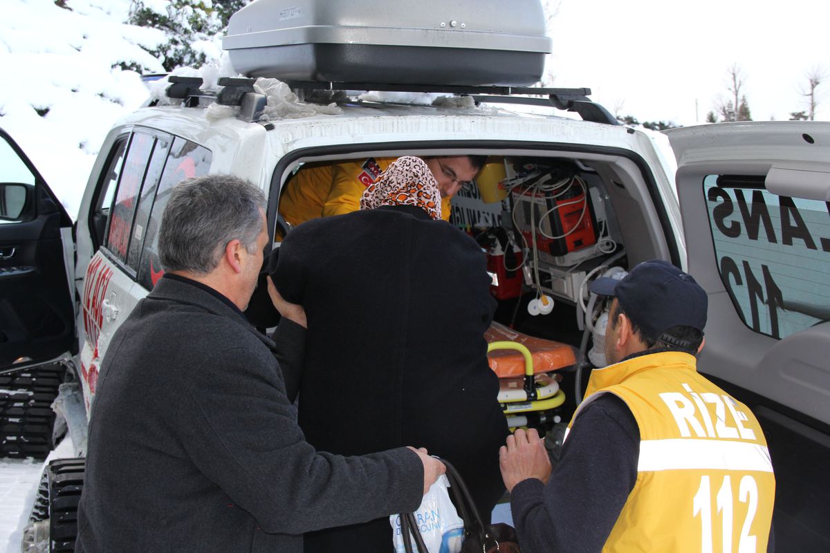 Hastaların İmdadına Kar Ambulansları Yetişti