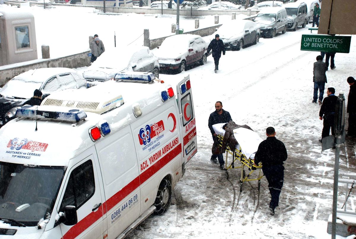 Hatalı Parklar Ambulansı Engelledi
