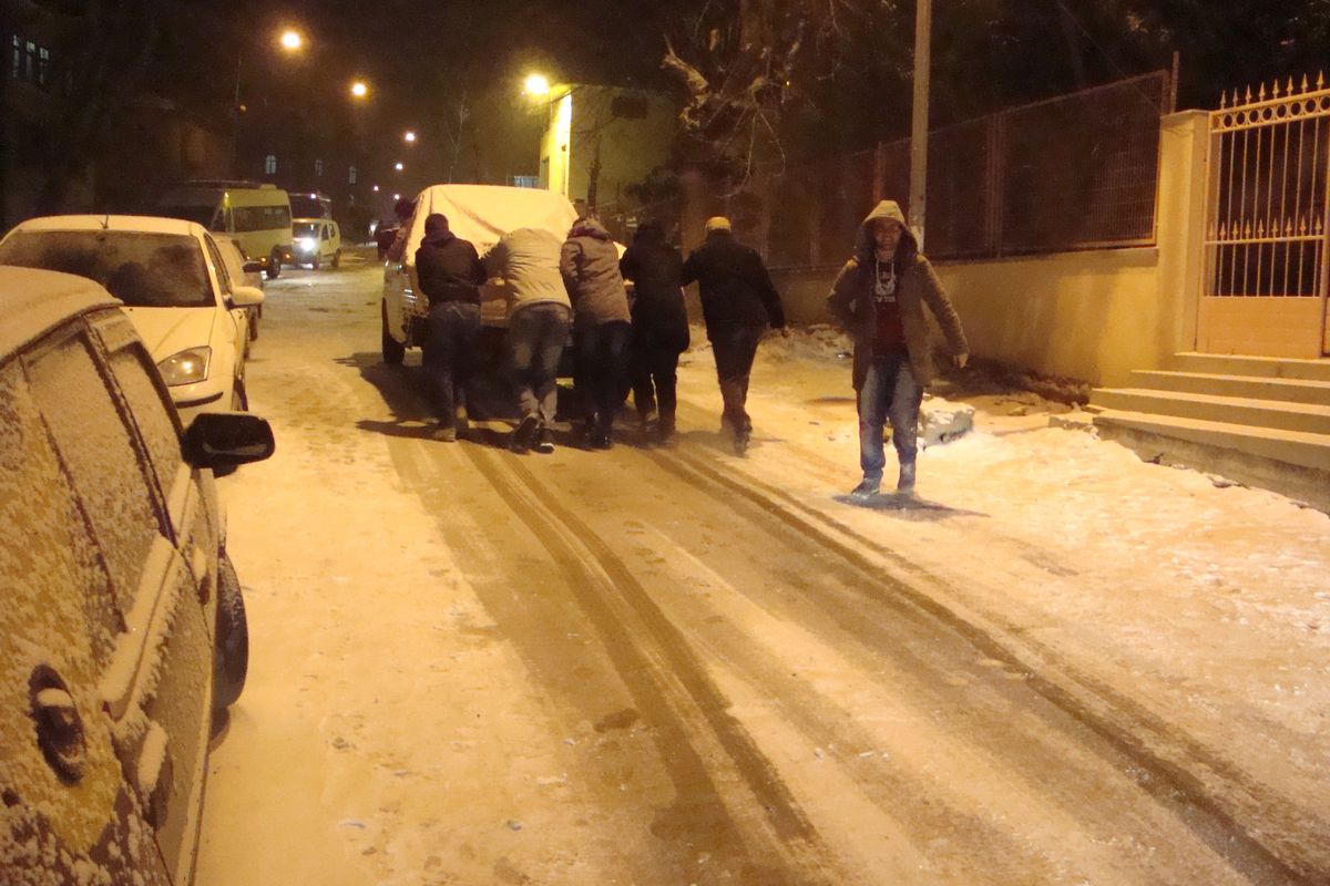 Kar Yağışı ve Buzlanma Sürücülere Zor Anlar Yaşattı
