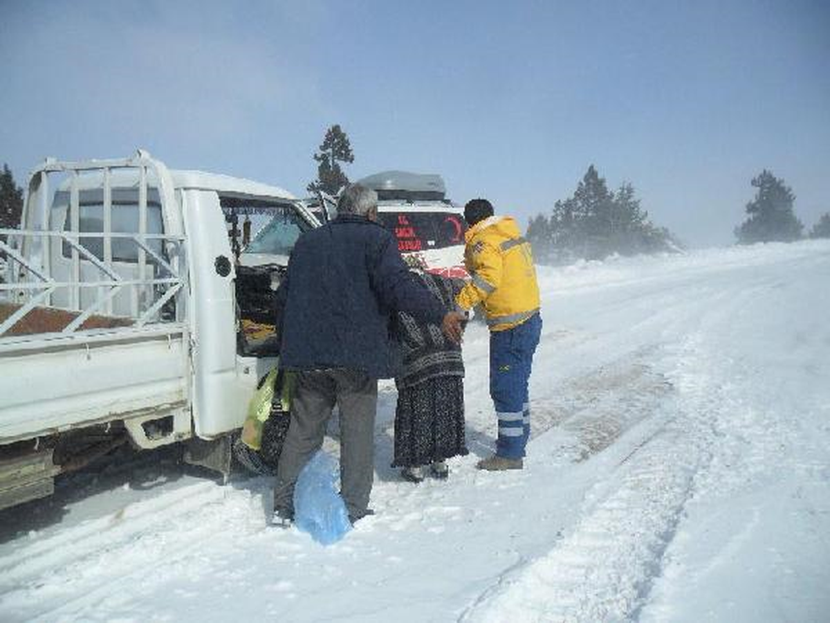 Karda Mahsur Kalan Ambulans ve Hasta Kurtarıldı