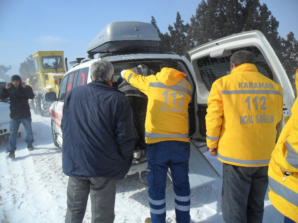 Karda Mahsur Kalan Ambulansları İş Makineleri Kurtardı