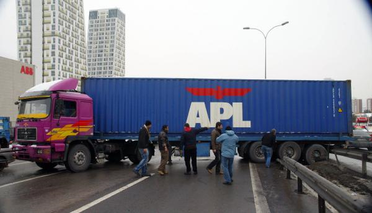 Kayan Tır, E-5 Trafiğini Felç Etti