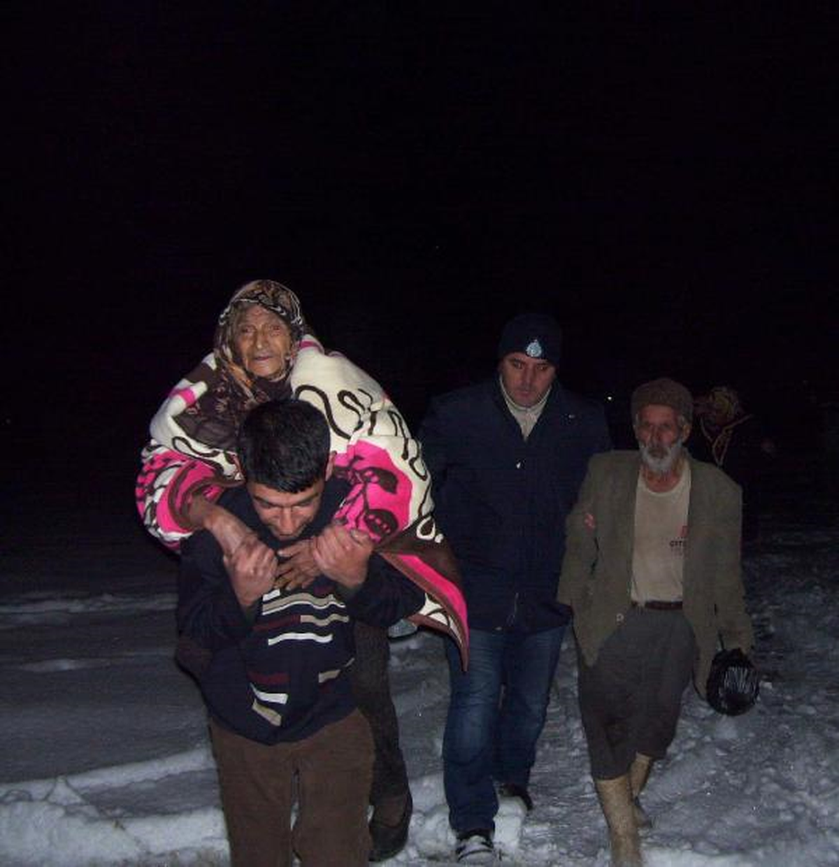 Kaymakam ve Belediye Başkanının Hassasiyeti, Yaşlı Çifti Donmaktan Kurtardı