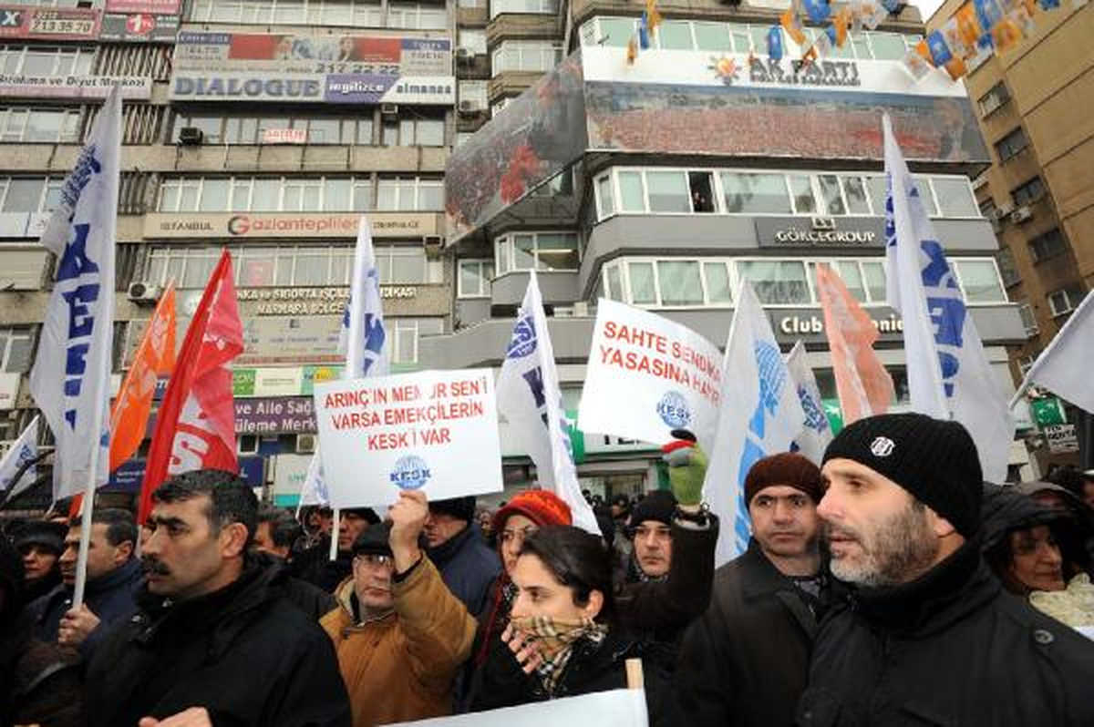 Kesk'ten, AK Parti Önünde Sendika Yasa Tasarısı Protestosu