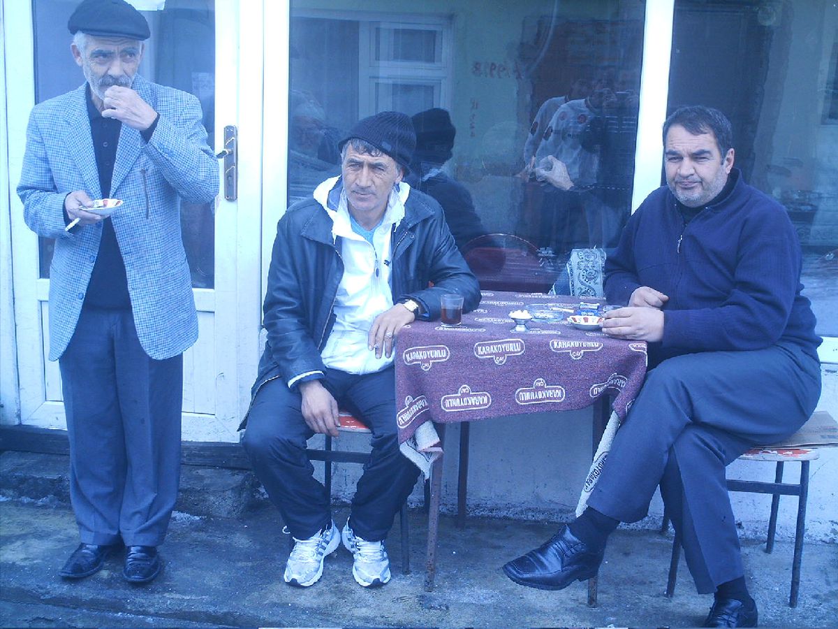 Kış Ortasında Kahvehane Önünde Çay Keyfi