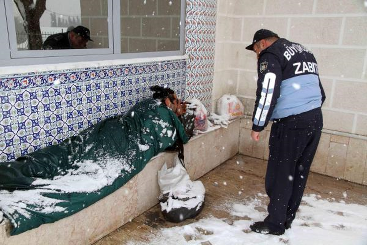 Kocaeli'de Evsizler Toplanarak Barınma Evine Yerleştirildi