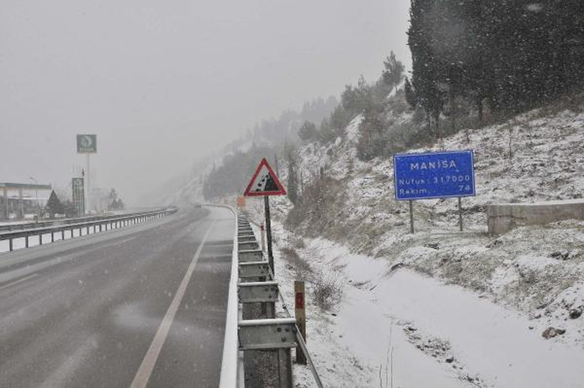 Manisa Şehir Merkezine 6 Yıl Sonra Yağan Kar Sevindirdi