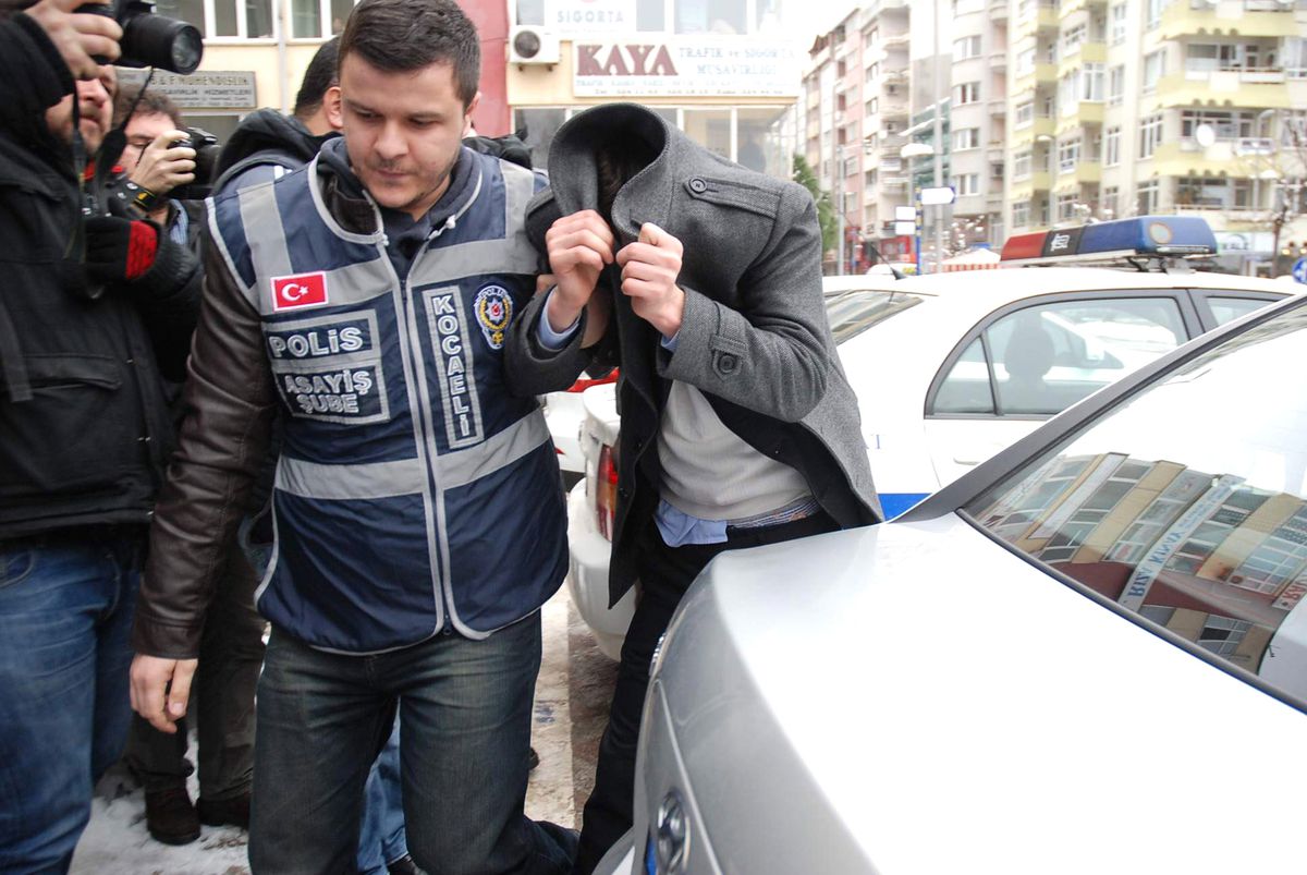 Müşteriler Adına Kredi Kartı Çıkarıp Şans Oyunu Oynadı