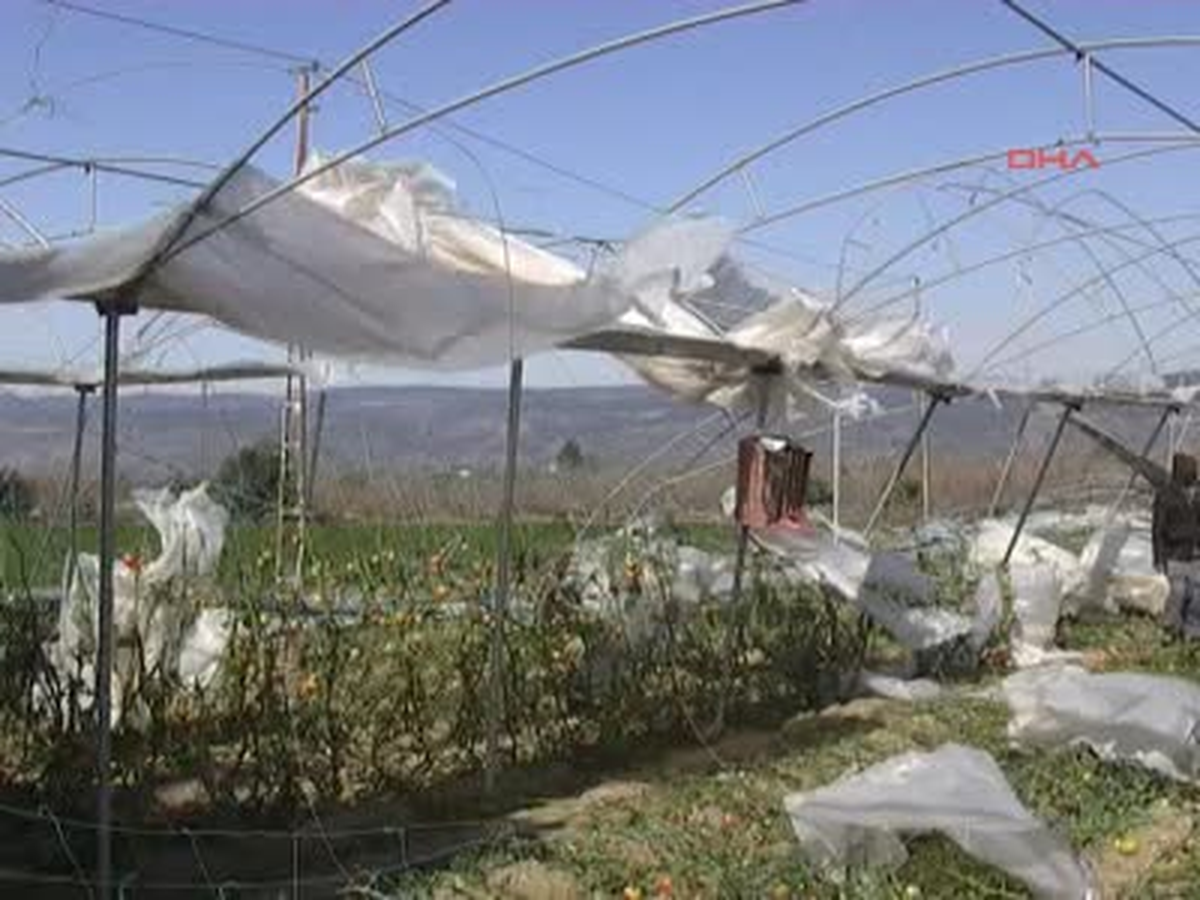 Silifke'de Hortum Seraları Yıktı