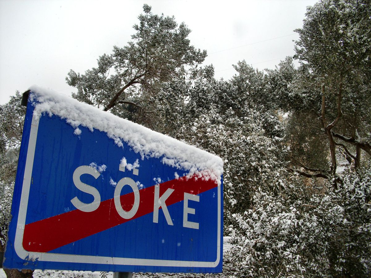 Söke'de Şemsiyeler Yıllar Sonra Kar İçin Açıldı