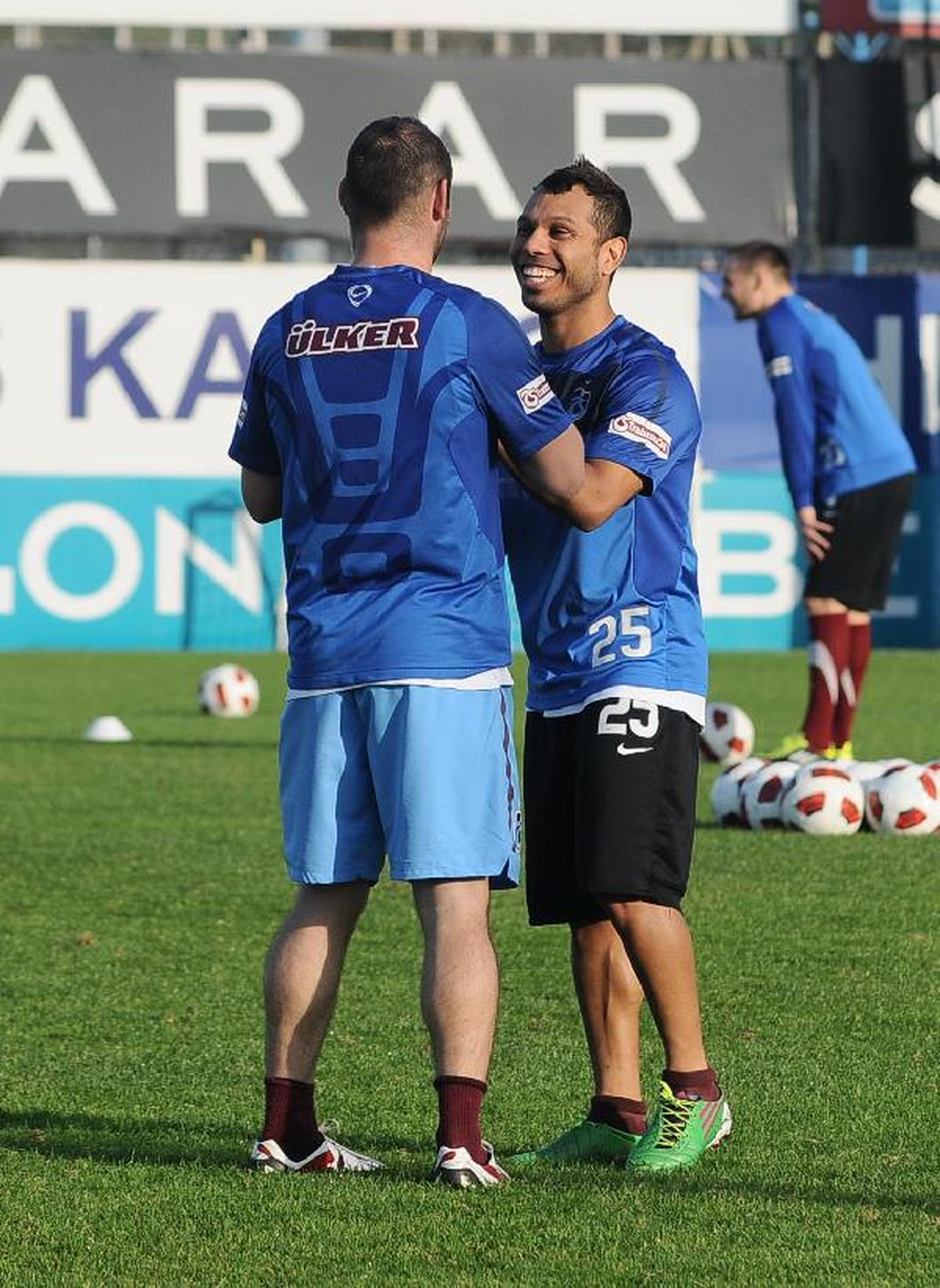 Trabzonspor'un Galibiyetinde Büyük Rol Oynayan Tolga Takım Arkadaşları Tarafından Ayakla Alkışlandı