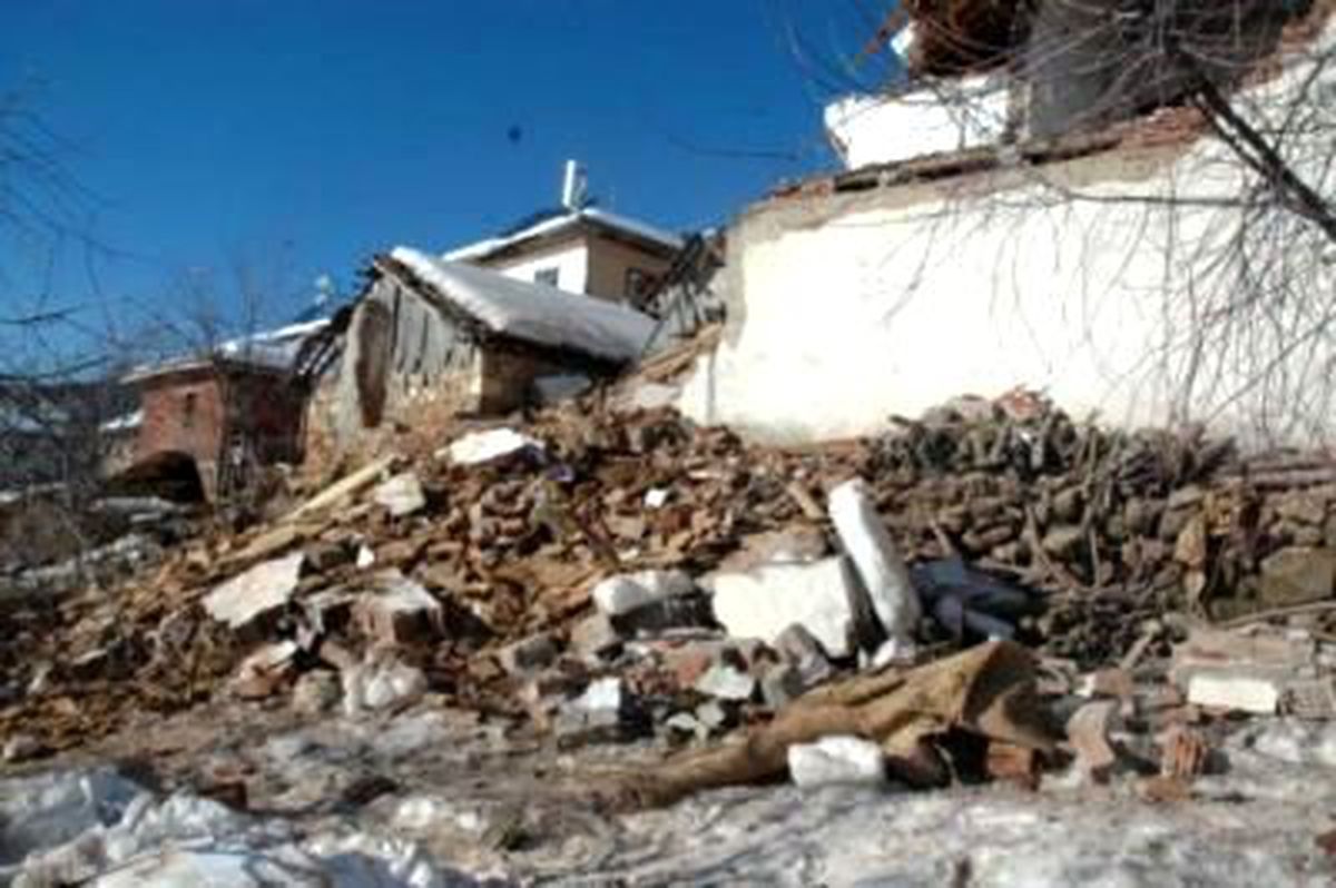 Uşak'ta İki Katlı Ev Çöktü
