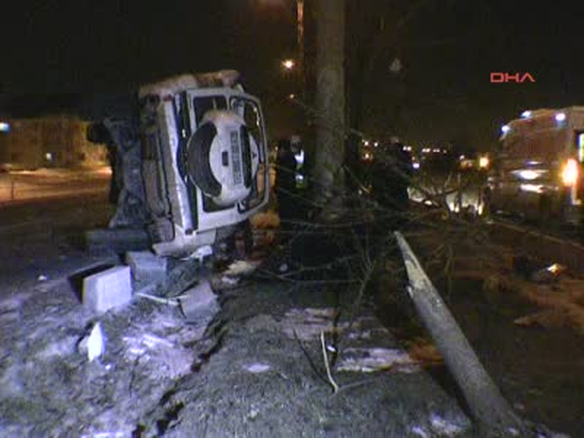 Van Görevinden Dönen Arazi Ambulansı Kütahya\'da Kaza Yaptı 1 Yaralı