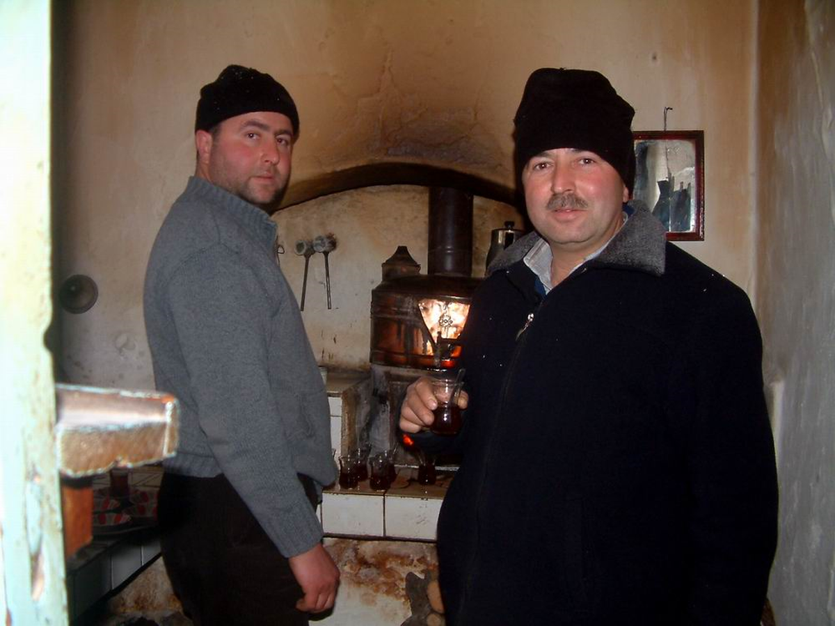 Yabancılar Köyünde Odun Ateşinde Çay