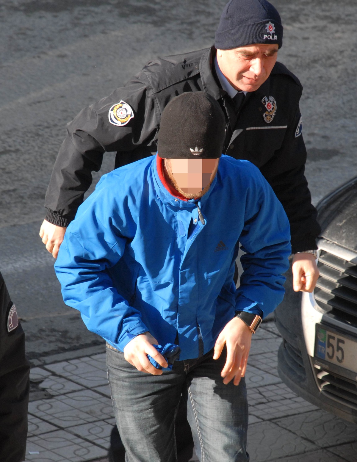 Adliyede Polise Direnip Karşı Gelince Gözaltına Alındı