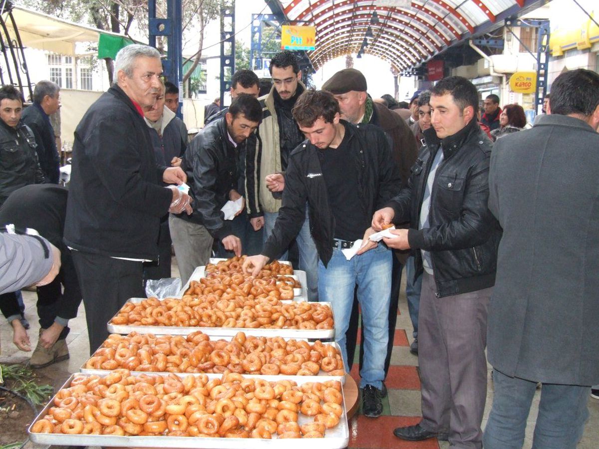 AK Parti'li Kadınlar Marmaris'te Lokma Dağıttı