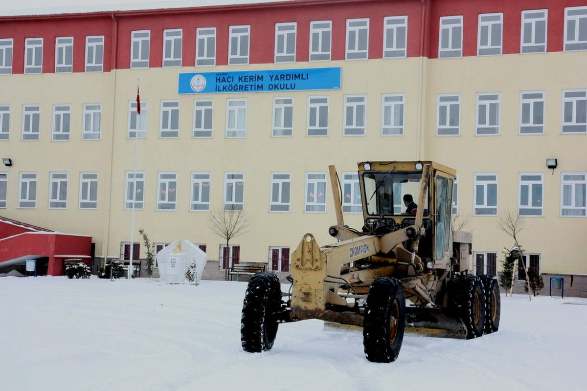 Aksaray Belediyesi'nden Okul Bahçelerinde Kar Temizliği
