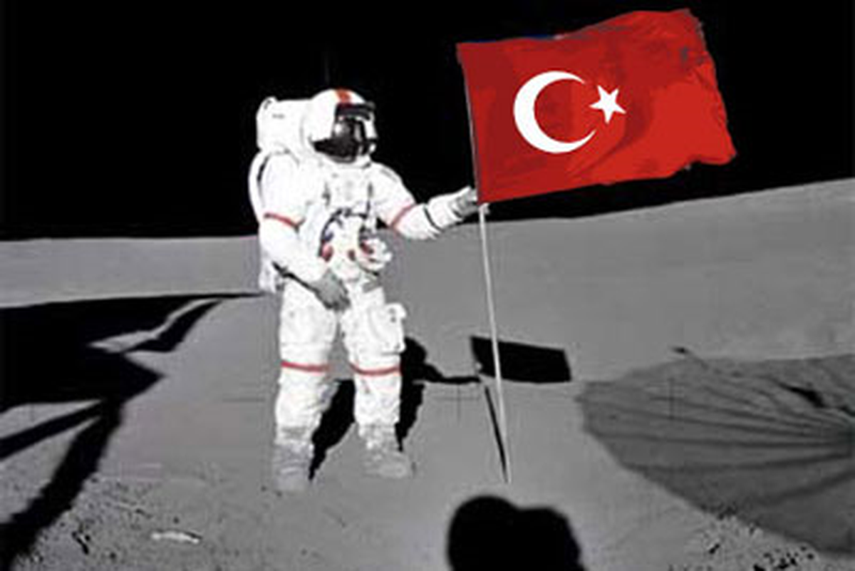 Ay\'a Giden Türk Bayrağı 41 Yıl Sonra Türkiye Yolunda