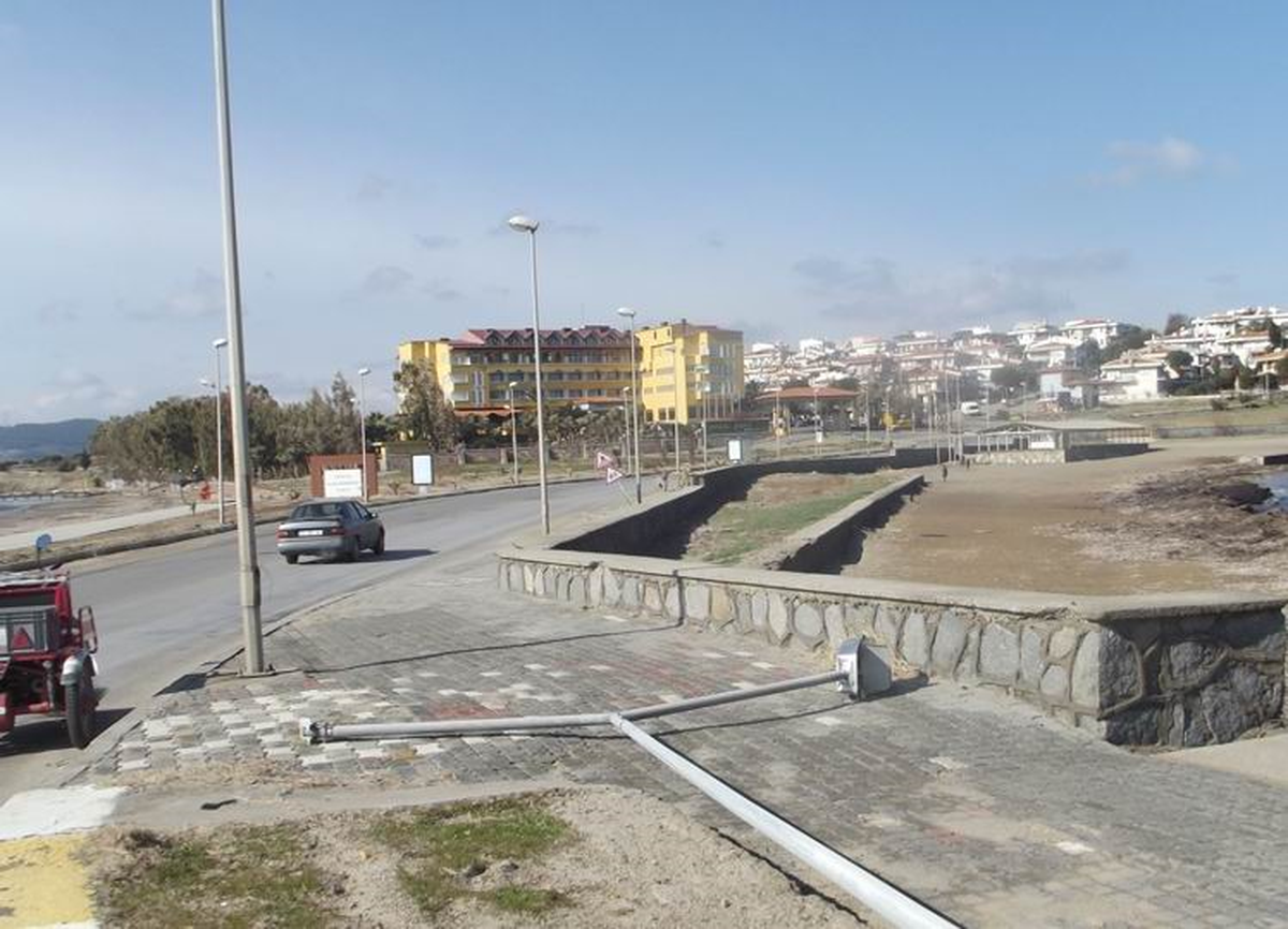 Ayvalık'ta Şiddetli Fırtına Direkleri Yıktı; Levhaları Yamulttu