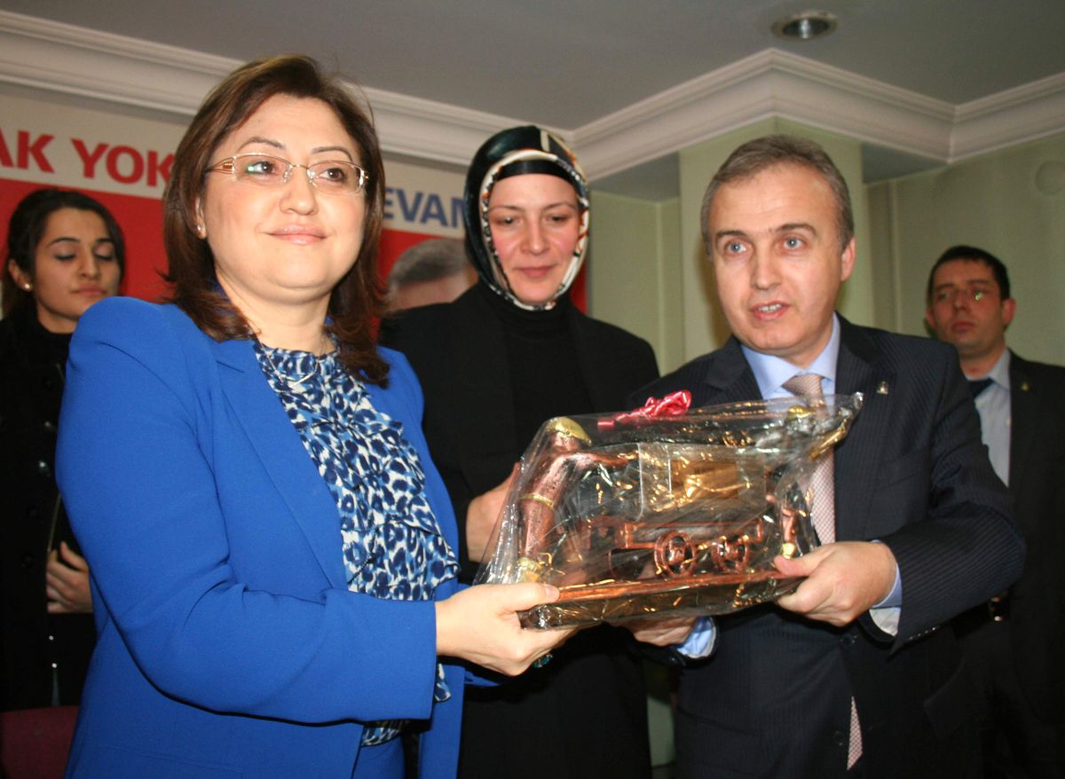 Bakan Şahin, Belediye ve AK Parti'yi Ziyaret Etti