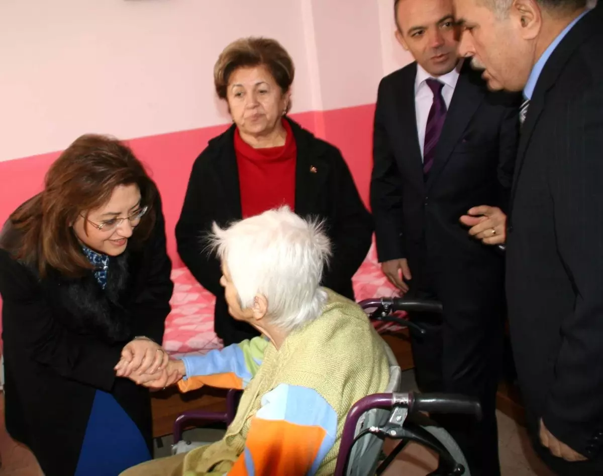 Bakan Şahin, Devrek\'te Huzur Evini Ziyaret Etti