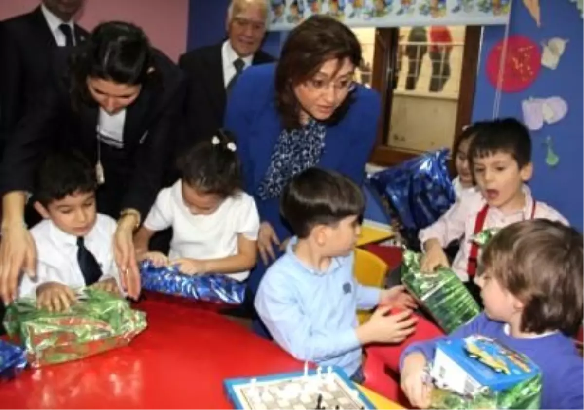 Bakan Şahin, Onkoloji Bölümünde Yatan Çocukları Ziyaret Etti