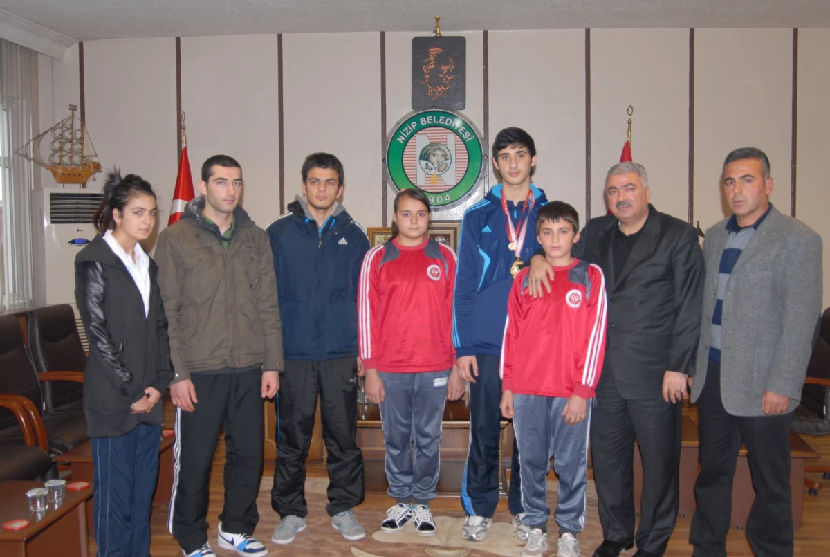 Başarılı Sporcular Başkan Akdoğan\'ı Ziyaret Etti