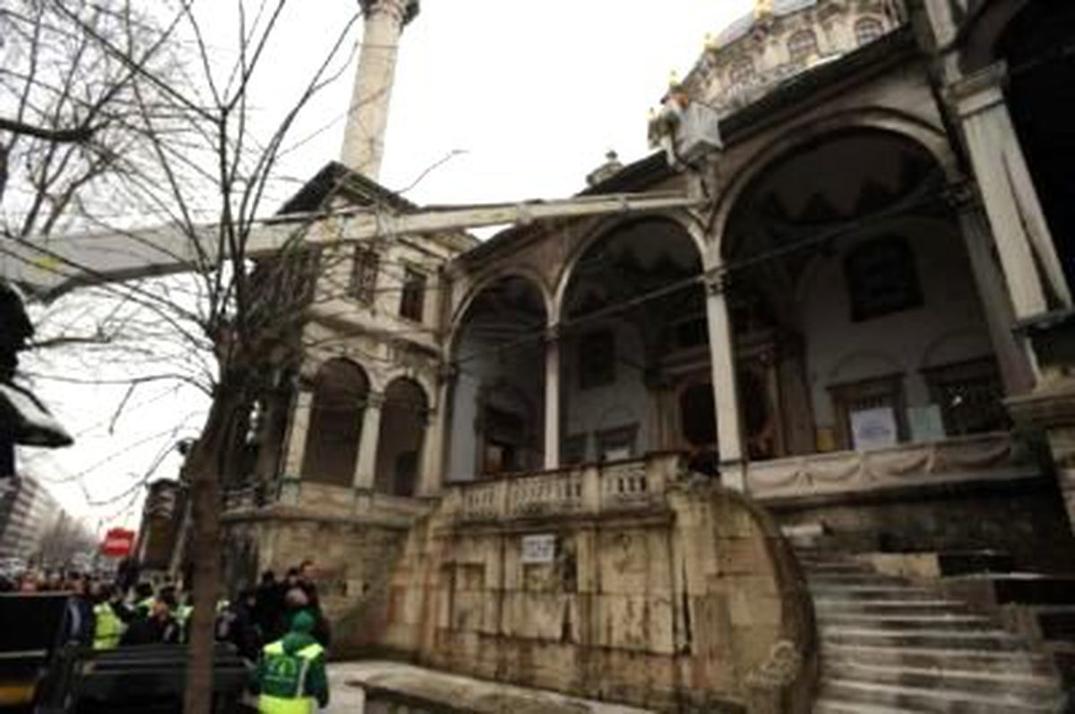 Başbakan Cuma Namazını Tophane'de Kıldı