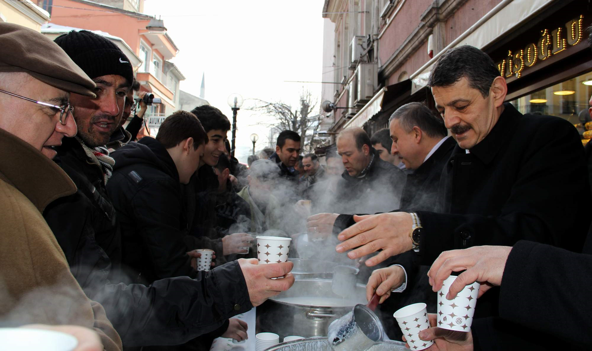 Belediye Sıcak Salep Dağıttı