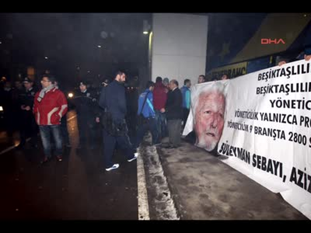 Beşiktaşlılar, Sabiha Gökçen'de Fenerbahçe'yi Pankartla Karşıladı !