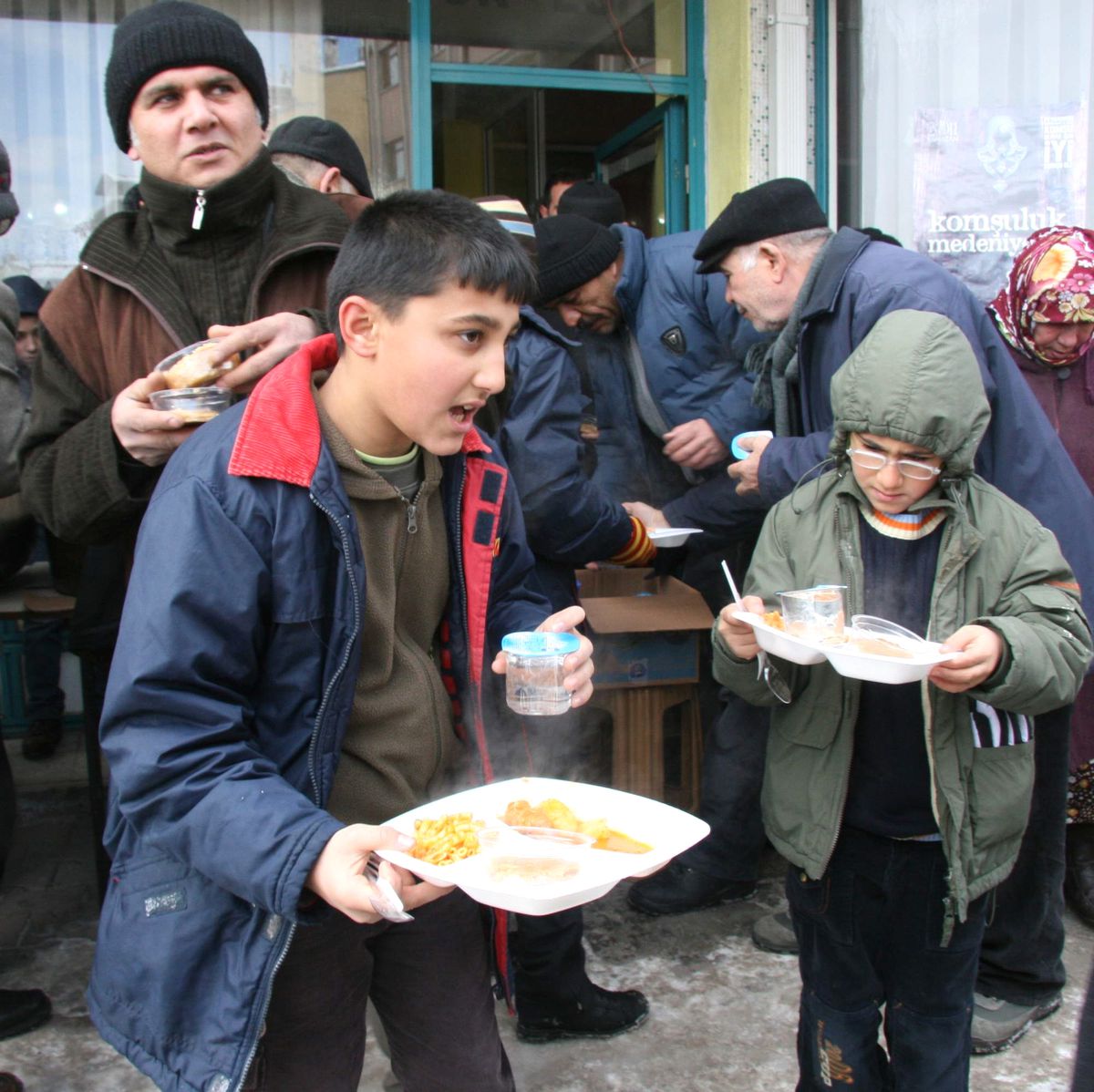 Bin Kişiye Yemek Dağıtıldı