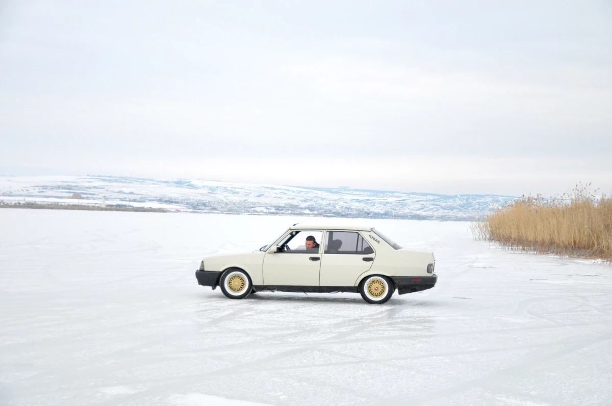 Buz Tutan Göl Üzerinde Otomobille Şov Yaptı