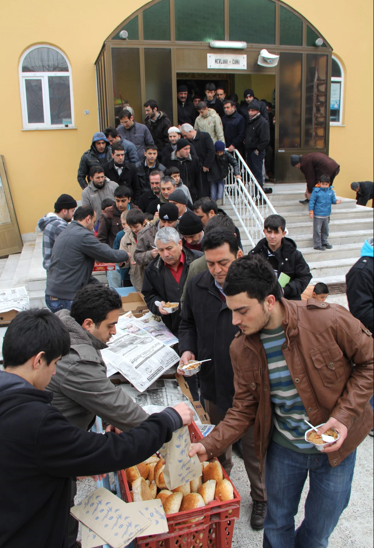 Çorum Mevlana Camii\'nden 1500 Kişiye Helva ve Ekmek