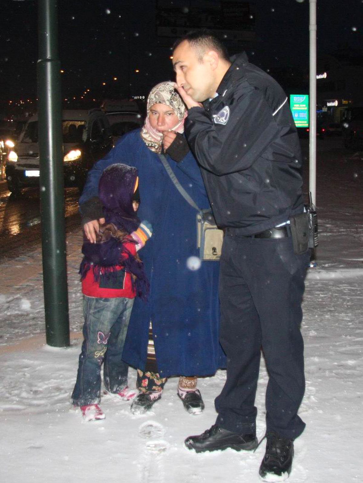 Dondurucu Soğukta Dilenen Çocuğa Polis Sahip Çıktı