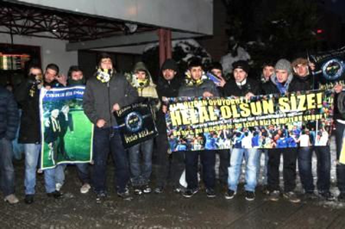 Fenerbahçe Kafilesini Beşiktaş Taraftarları da Karşıladı