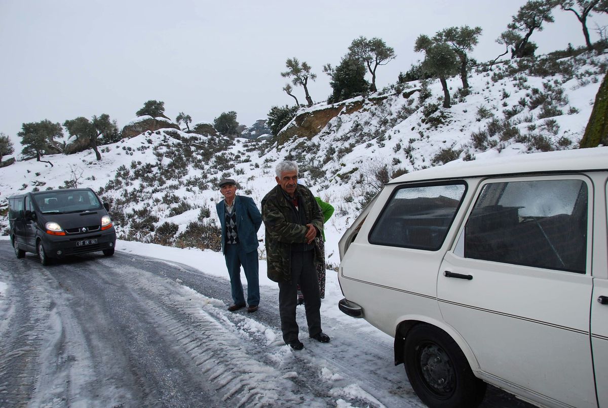 (İha Özel) Kar Yağışına Hazırlıksız Yakalanan Köylüler Yollarda Mahsur Kaldı