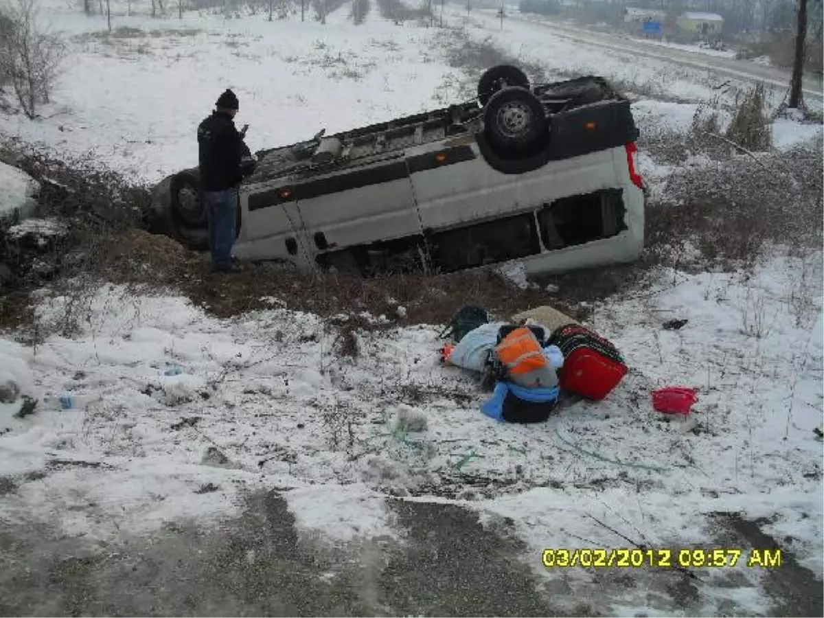 İngöl\'de Minibüs Şarampole Devrildi: 12 Yaralı