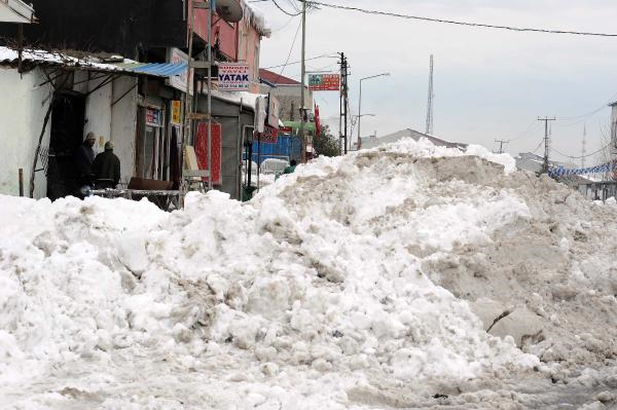 İstanbul'da Kar Gitti, Yığınları Kaldı