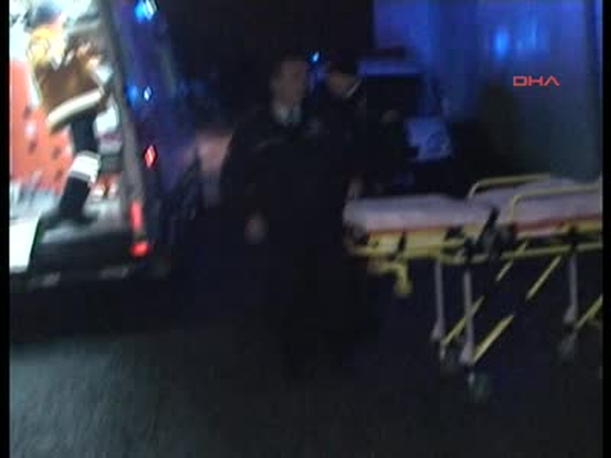 İzmir' de İki Polis Memuru Hırsız Kovalarken Çatıdan Düşüp Yaralandı