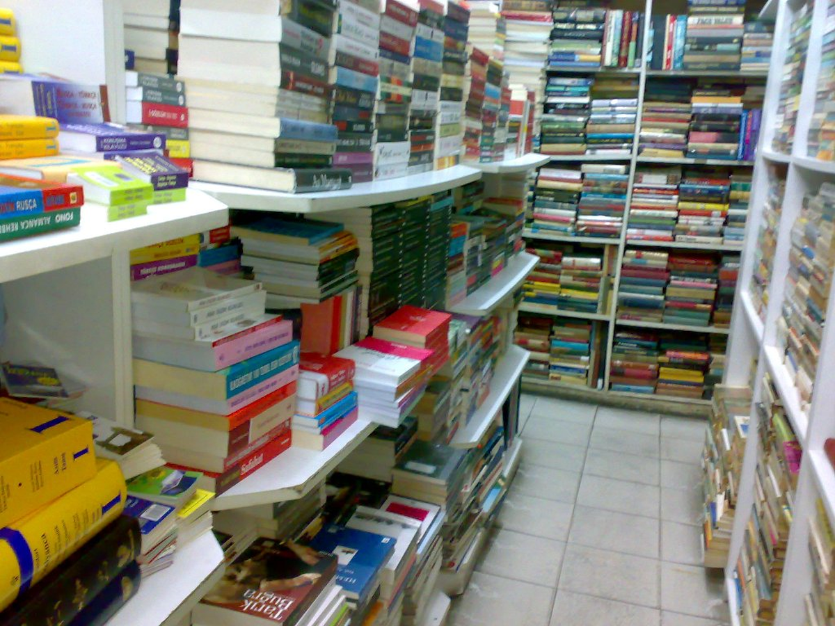İzmir'de Korsan Kitap Operasyonu