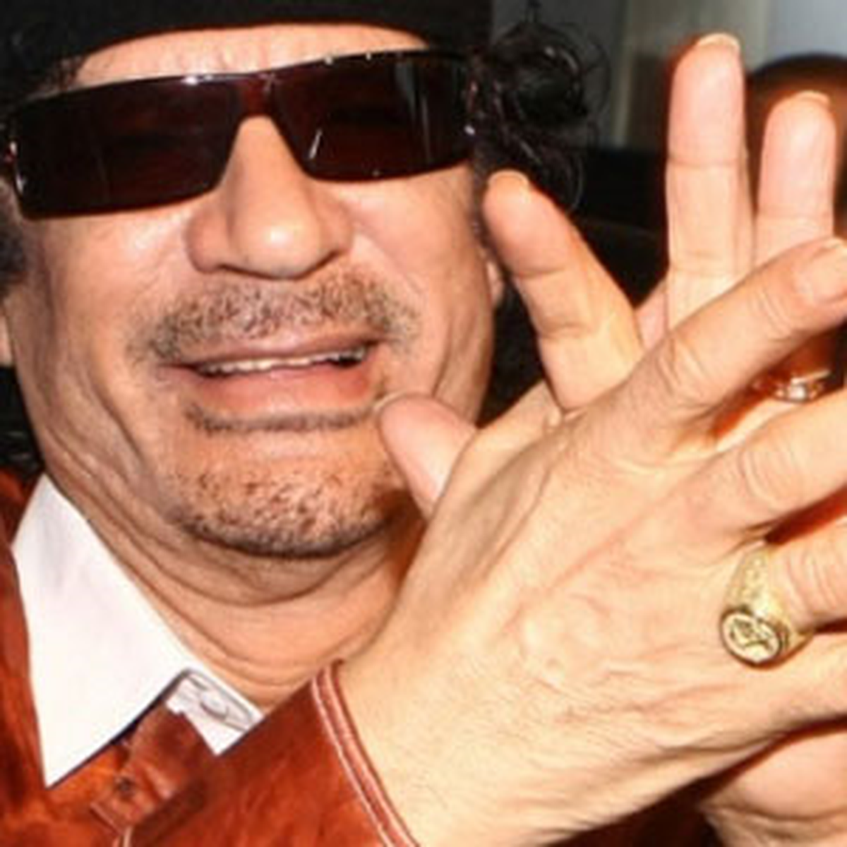 Kaddafi\'nin Gömleği ve Alyansı Satılacak