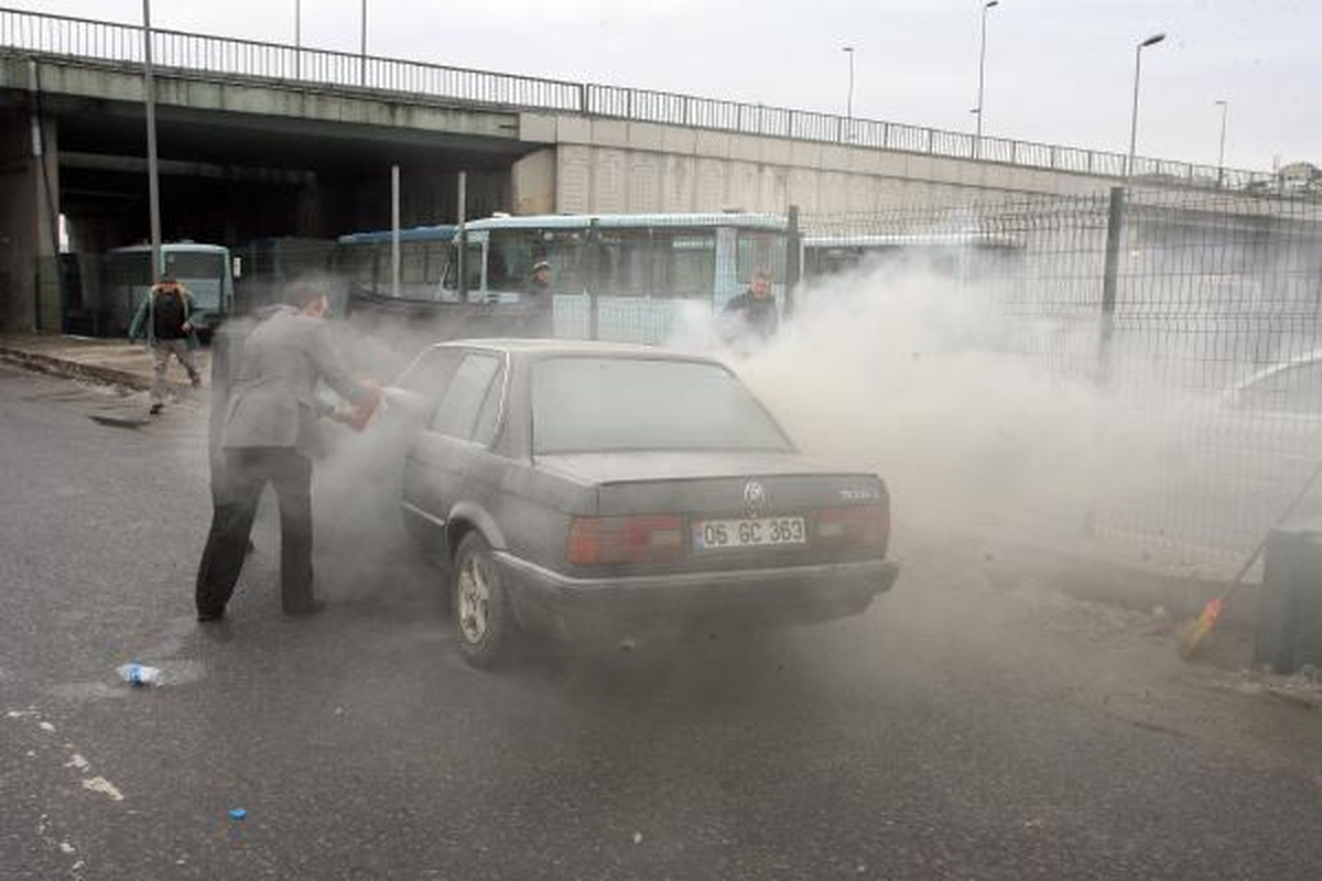 Kadıköy'de Otomobil Yangını