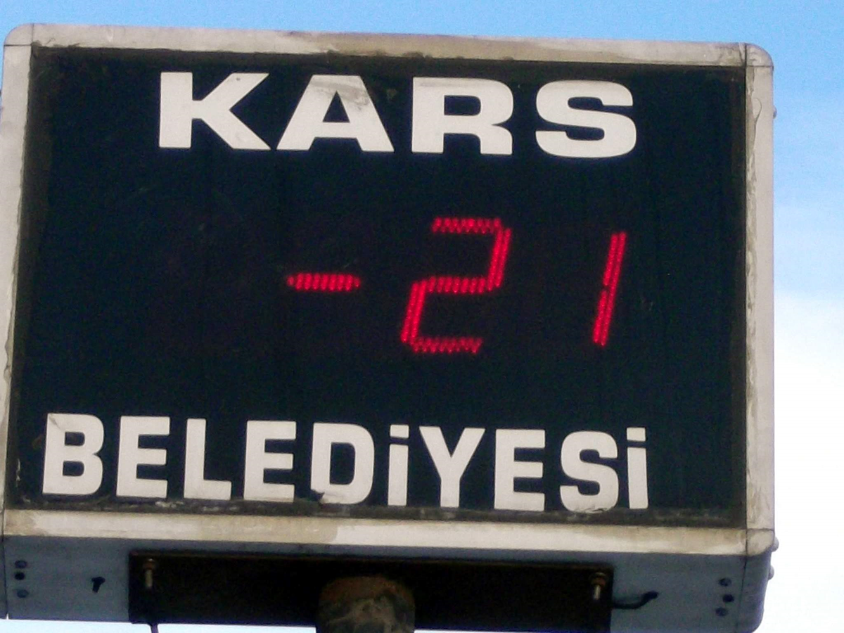 Kars Gece Eksi 30 Dereceyi Gördü