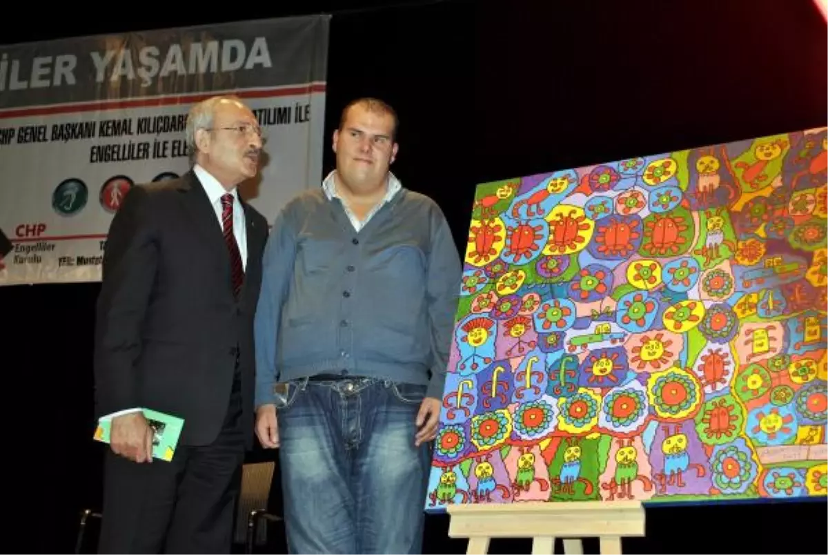 Kılıçdaroğlu, Gecekonduda Ziyaret Ettiği Zihinsel Engelli Muhammet'in Yaptığı Resmi Aldı