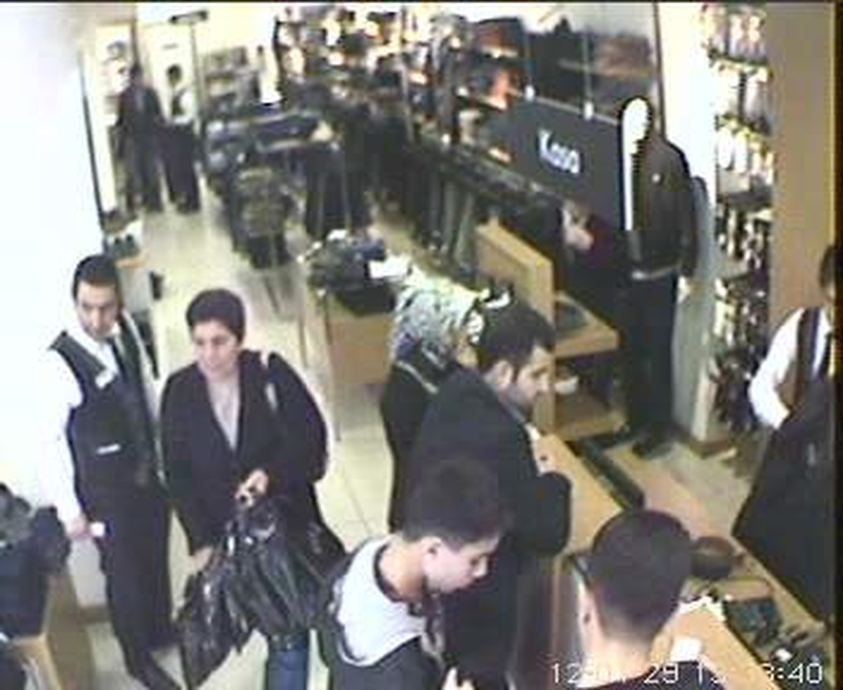Kredi Kartı Çalan Kadın Güvenlik Kameralarına Yakalandı