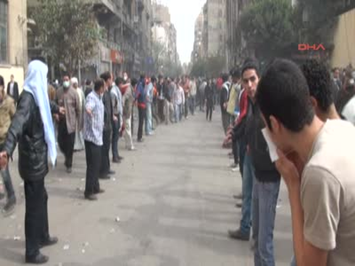 Mısır\'da Göstericiler Polisle Çatışıyor