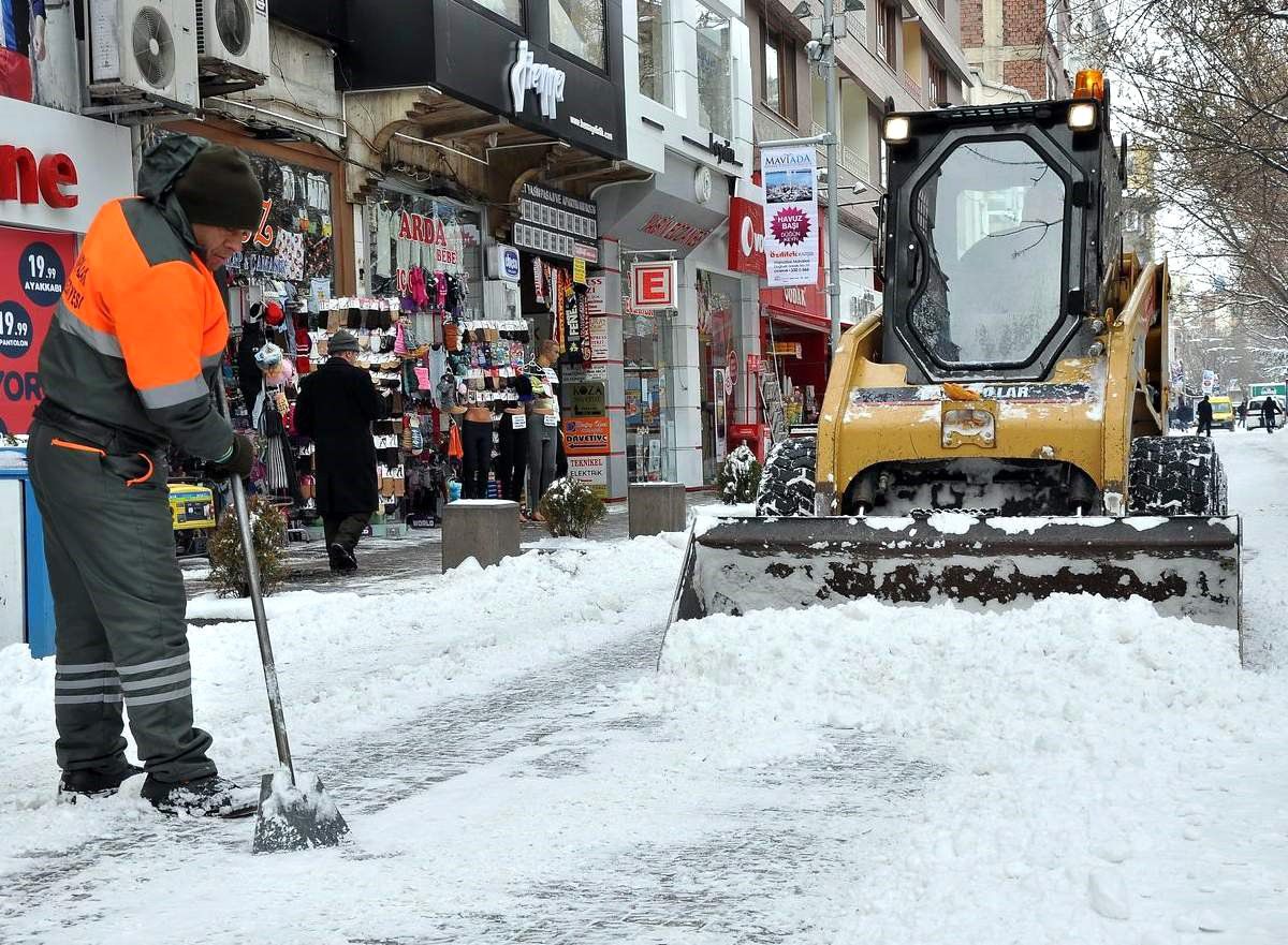 Odunpazarı Belediyesi Kar Temizleme Çalışmalarını Sürdürüyor