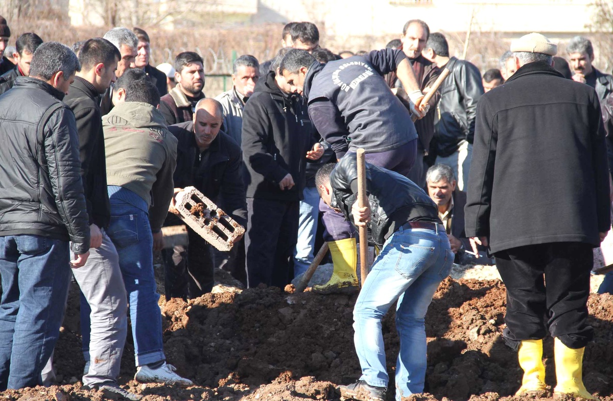 Öğretmenin Eşi ve Çocukları Toprağa Verildi