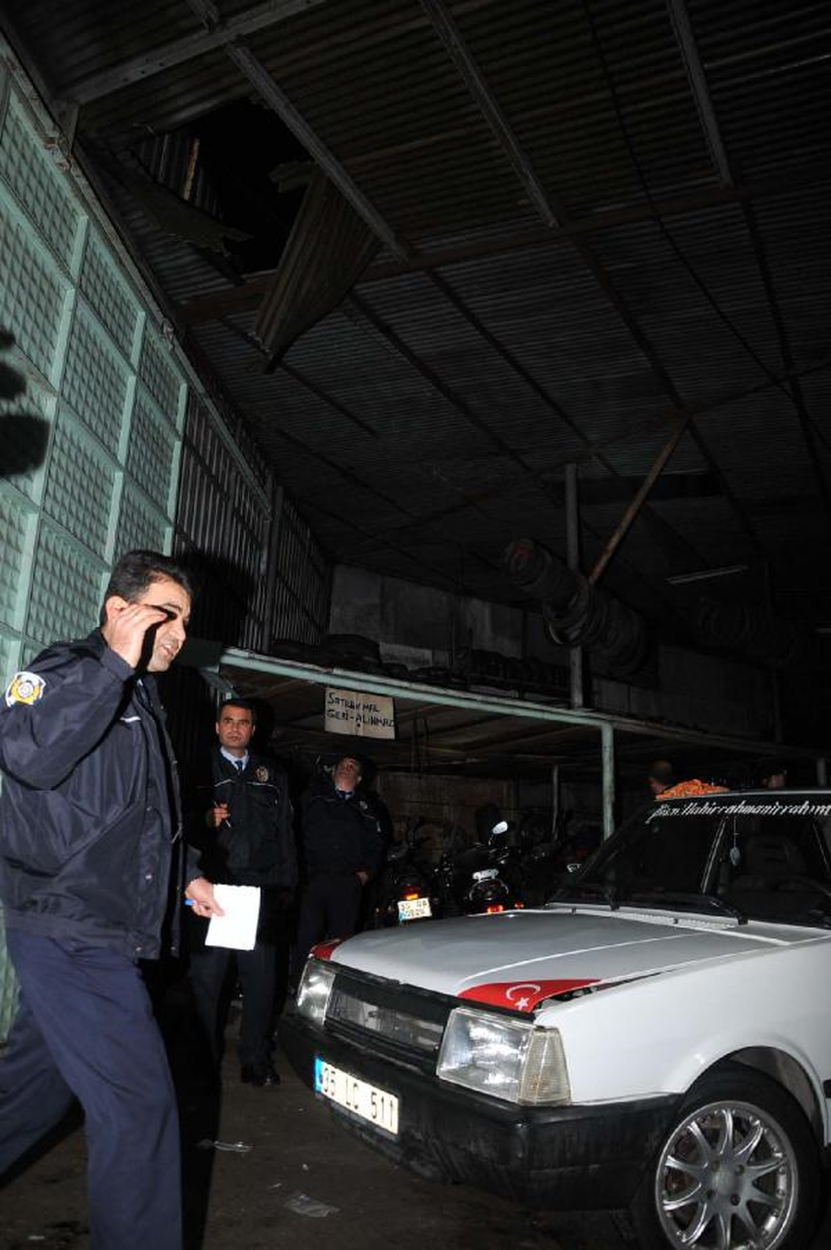 Polis Memurları Hırsız Kovalarken Çatıdan Düştü