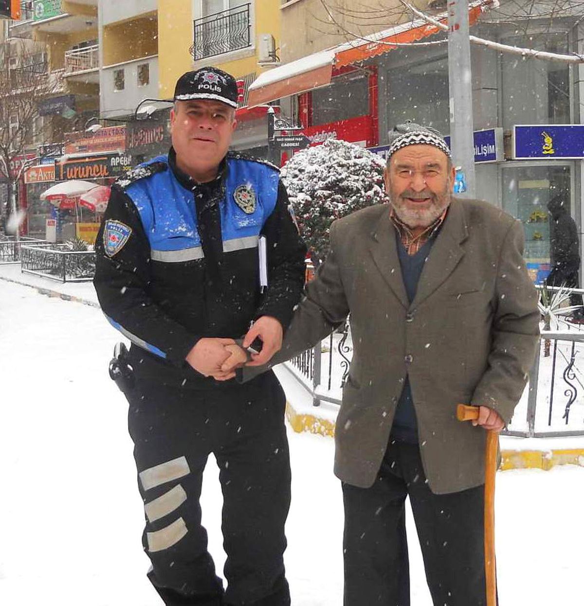 Soma'da Polisler Çocuklarla Kartopu Oynadı